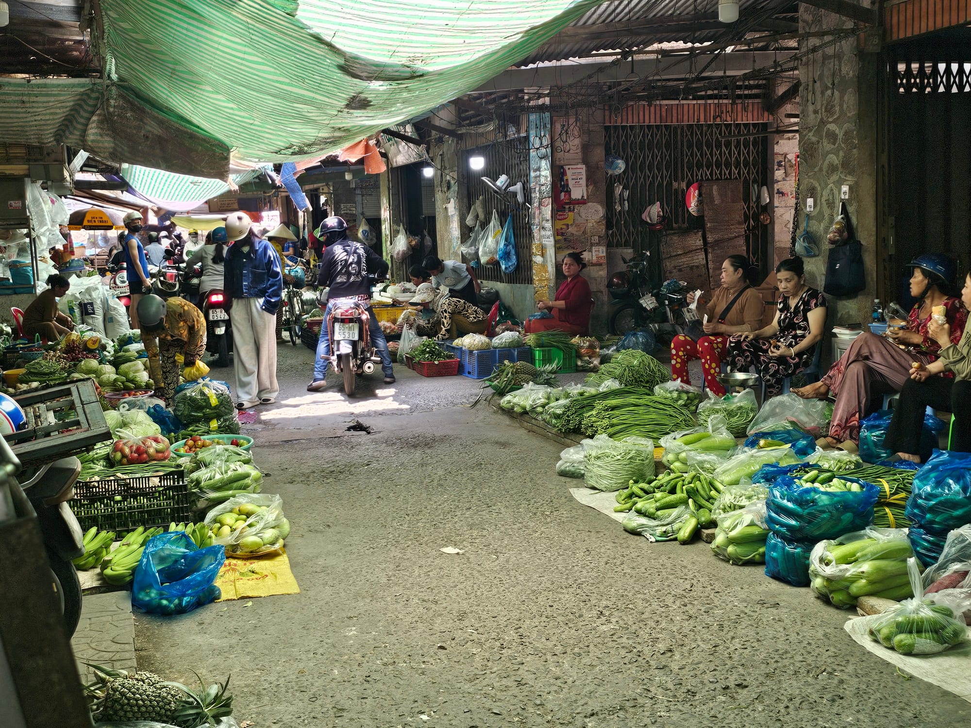 Fresh produce and herbs at a Vietnamese wet market, the kind of stop that opens most Phú Quốc cooking classes